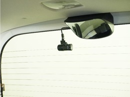 この車にはリアにもドライブレコーダーを装備しております◆映像・音声などを記録する自動車用の装置です。　もしもの事故の際の記録はもちろん、旅行の際の思い出としてドライブの映像を楽しむことができます。