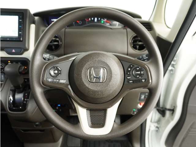 【Honda SENSING】 カメラ等装置で精度の高い検知能力を発揮、安全運転を支援します。ステアリング上のコントローラーに注目！