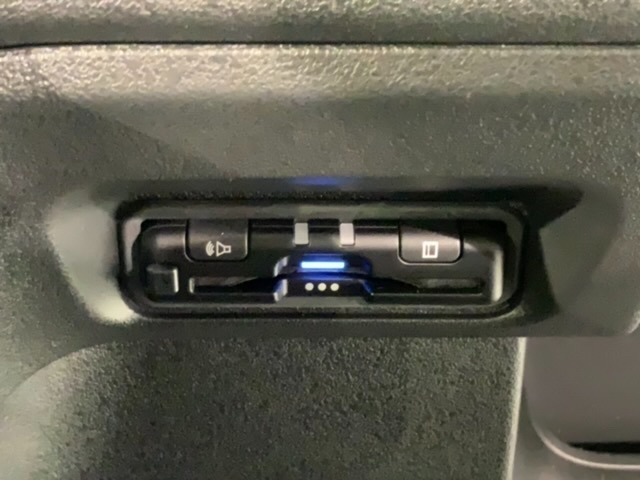 いまや快適なカーライフに欠かせないETCが付いています。