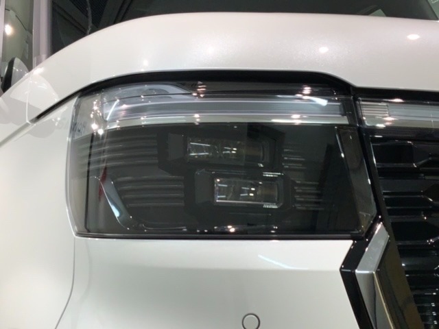 LEDヘッドライトは、点灯の瞬間から最大光量を発揮し、突然暗くなるトンネルなどでの安定感を高めます。