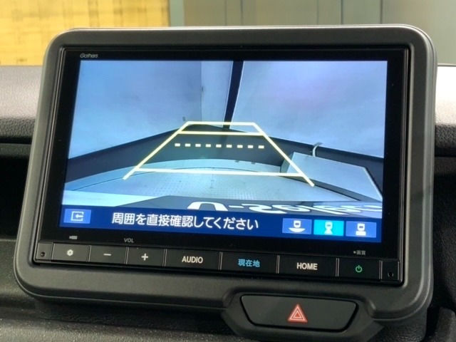 リバースギアに入れるだけで後方の表示へ切り替わります。夜間や雨の日の駐車も楽になりますよ。