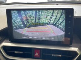 【バックカメラ】駐車時に後方がリアルタイム映像で確認できます。大型商業施設や立体駐車場での駐車時や、夜間のバック時に大活躍！運転スキルに関わらず、今や必須となった装備のひとつです！