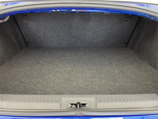 【トランク】積み込みやすくて、たっぷり積める荷室です。シートアレンジできるものは、乗車人数と荷物の量や大きさによってシートを動かすことができるので、より快適なドライブが可能です！