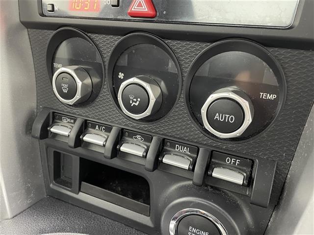 【オートエアコン】車内温度を感知して自動で温度調整をしてくれるのでいつでも快適な車内空間を創り上げます！