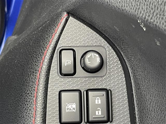 【電動格納ミラー】運転席のスイッチで、ドアミラーの開閉や角度の調整ができます。