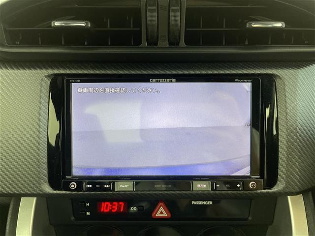 【バックモニター】後ろのカメラの映像をモニターに映し出すことができます！後方の見えない死角や、障害物との距離感をしっかり確認することができます！駐車が苦手な方におすすめです。
