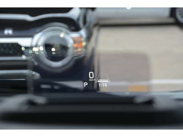 ヘッドアップディスプレイ(カラー)付き。運転席前方のダッシュボード上に、車速、シフトの位置や警告などの情報をカラーで表示します。