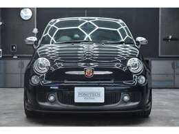 内装：シートのへたりや破れなどなく、使用感を感じない綺麗な内装です、フロアマットの足跡なども目立ったものはありません。