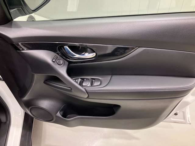【運転席ドア】ボトルホルダーや収納ポケットが付いているので運転席周りもスッキリ保てます★