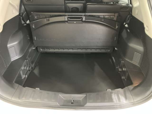 【ラゲッジルーム】実用性に優れた二段式ラゲッジル-ムでお荷物を別々に収納が可能♪♪