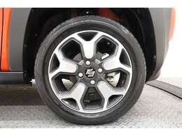 スポーティな印象を与える純正ホイールです。どこまでも走っていきたくなるようなデザインですね♪