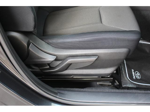 運転席シートはシートリフターが付いていますのでドライバーの体格に合わせてシートの高さの調整が可能です！