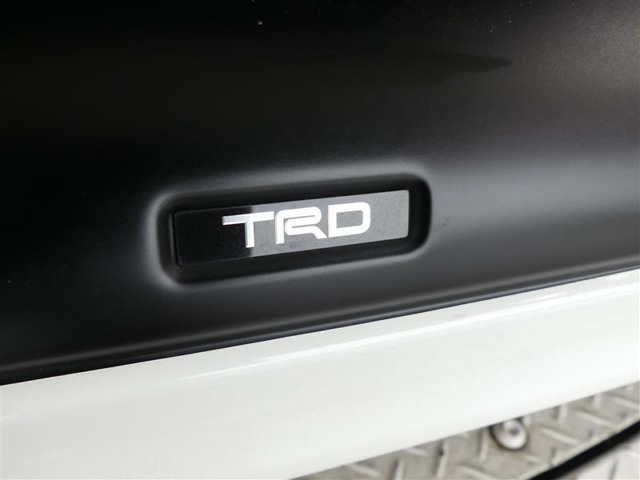 TRDのフロントスポイラーが装備されてます。