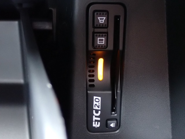 ■【ETC車載器】が装備されています。セットアップをしてお渡しとなり、ETCカードを差し込むだけで高速道路の利用が可能です。