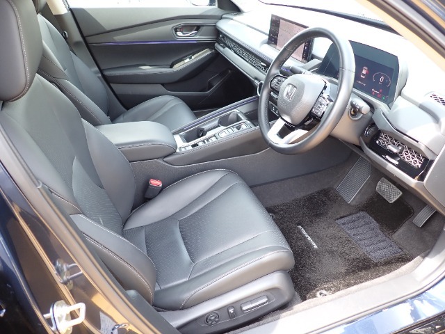 ◆【電動シート】運転席や助手席に装備され、スイッチを操作することで電気モーターが前後スライドや座面の高さ、背もたれの傾きを調整してくれます。細かい調整もスイッチ一つなので、とても便利！
