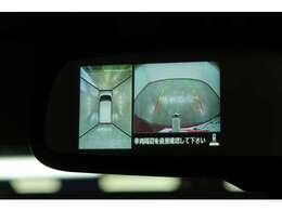 ルームミラー内に全方位マルチカメラ映像が映し出されます