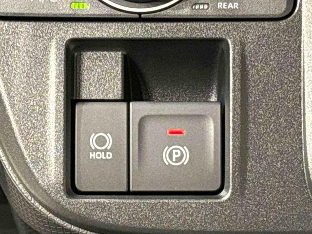 指先だけで簡単に操作が可能な電動パーキングブレーキを採用。「HOLD」スイッチを押すと、渋滞や信号待ちなどでブレーキペダルから足を離しても、ブレーキを保持するので安心です