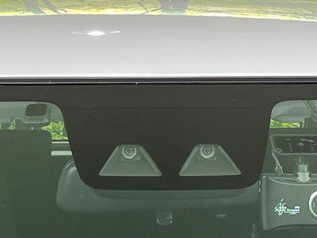 【スマートアシスト】走行中に前方の車両等を認識し、衝突しそうな時は警報とブレーキで衝突回避と被害軽減をアシスト。より安全にドライブをお楽しみいただけます。