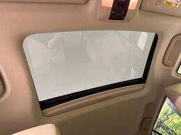 【サンルーフ】開放感たっぷりの希少装備、サンルーフが装着されています！車内に明かりを取り入れたり景色を楽しむ以外にも、車内の空気も簡単に換気できて快適です！