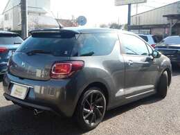 3ドアコンパクトハッチバックモデル　DS3パフォーマンスライン（特別限定）入庫致しました。独創的なスタイリングで洒落た感じです。