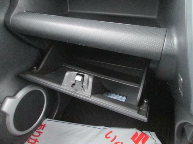 助手席前インパネ/グローブボックスは車検証入れに丁度良いサイズです。