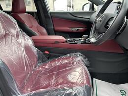 【運転席】座り心地が良いシートなので長時間の運転でも快適にお過ごしいただけます。新品のフロアマットのご注文も可能です。掲載箇所以外にご希望の写真がございましたらお気軽にお問い合わせ下さい。