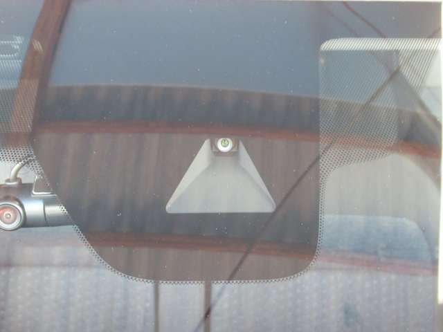 前方の車両を検知。 エマージェンシー（衝突軽減）ブレーキ装備