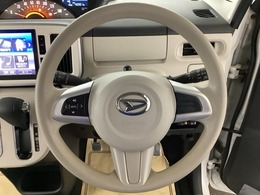 ハンドルにオーディオ操作ボタンがございます。視点を移さずハンドルから離すことなくチャンネルや各オーディオの切り替えやボリューム調整ができますので安全運転にも役立ちます。