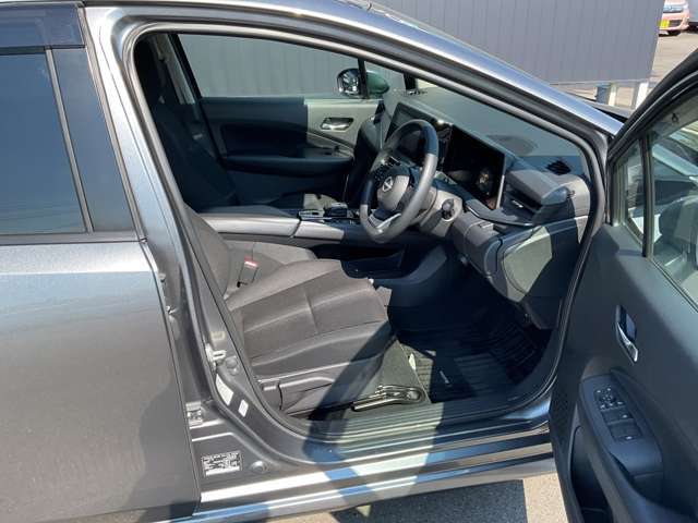 快適に運転できるドライブポジション！運転席シートリフターとチルト＆テレスコピック付きステアリングで、女性でも無理のない運転姿勢がとれます。
