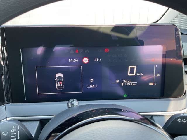 e-POWER専用メーターはモーター出力、エネルギーフロー表示、各種燃費表示機能、バッテリー残量、オド・ツイントリップメーター、デジタル時計、航続可能距離、サービスインターバルなどが表示されます