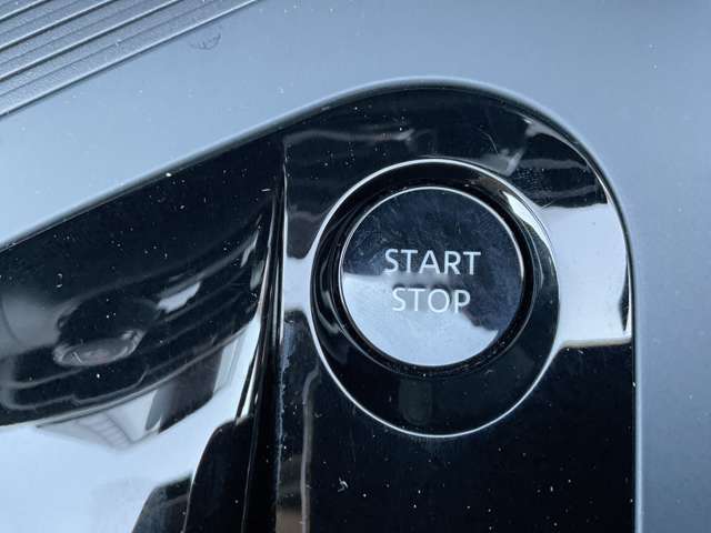 インテリジェントキーのプッシュスタートスイッチです。e-POWERはブレーキペダルを踏みながらこのスイッチを押すだけで起動できます。