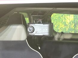 【ドライブレコーダー】安心・安全なカーライフに必須のドライブレコーダーを装備！走行中はもちろん、あおり運転や事故に遭遇した際の状況も映像で記録し、万一のリスクに備えます。