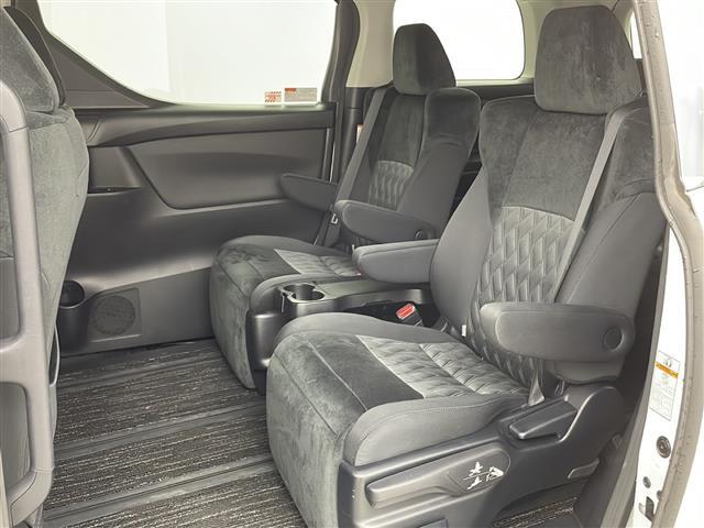 【フロアマット】車内を綺麗に保つのには必須のアイテムです。当店ではフカフカな新品マットも絶賛取り扱い中！ぜひご相談くださいませ。