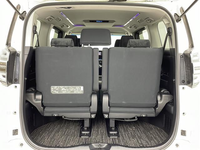 【トランク】積み込みやすくて、たっぷり積める荷室です。シートアレンジできるものは、乗車人数と荷物の量や大きさによってシートを動かすことができるので、より快適なドライブが可能です！