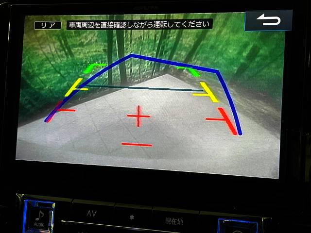 【バックカメラ】駐車時に後方がリアルタイム映像で確認できます。大型商業施設や立体駐車場での駐車時や、夜間のバック時に大活躍！運転スキルに関わらず、今や必須となった装備のひとつです！