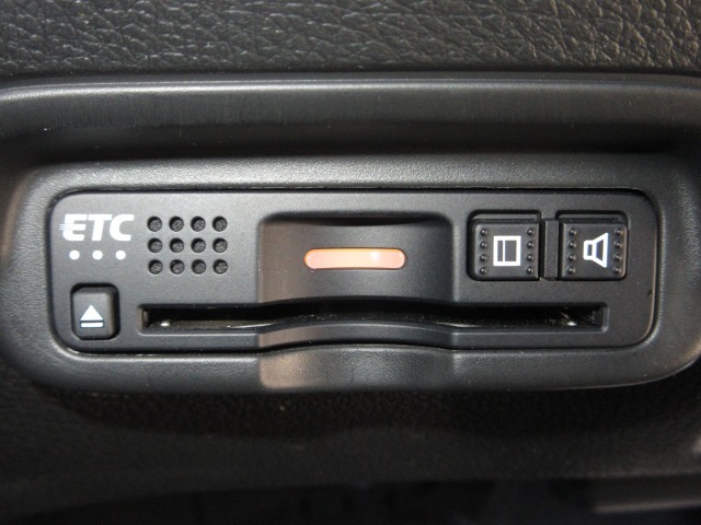 操作部に静電式タッチパネルを採用したフルオートエアコンディショナー。インターナビ同様、スマートフォン感覚の直感操作を実現していて、運転席＆助手席シートヒーターが付いてます。2段階に温度設定が可能です。