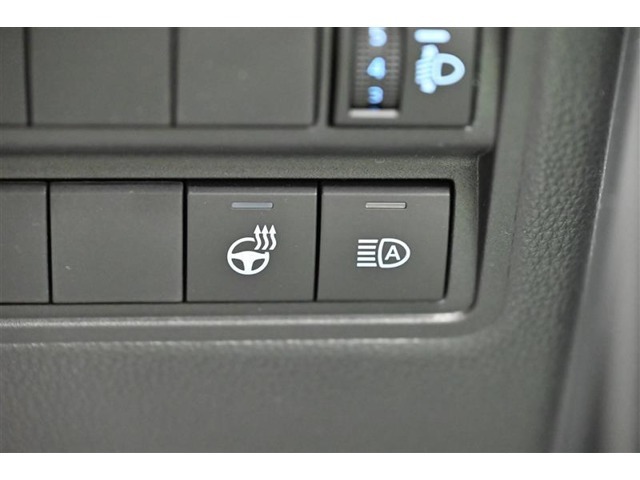 オートマチックハイビームとは、先行車や対向車のライトを認識し、ハイビームとロービームを自動で切り替える機能です。夜道の視界を確保します。詳細は販売店スタッフまでおたずねください。