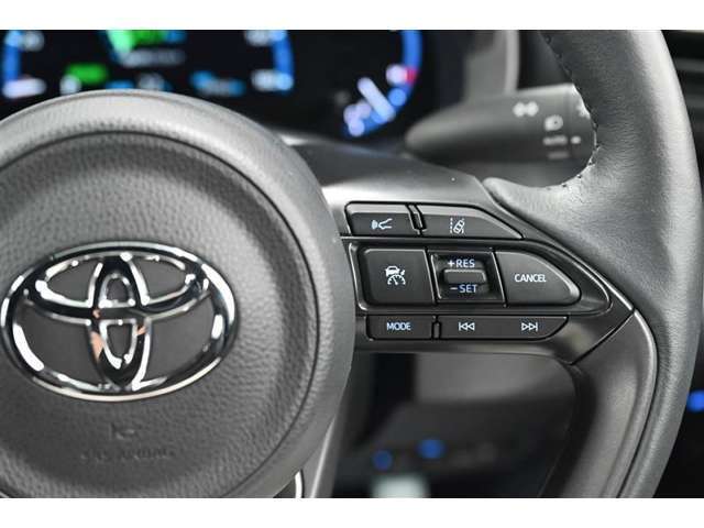 レーダークルーズコントロール(全車速追従機能付)付きです。車速に応じて追従支援してくれるので、ロングドライブも快適です。詳細は販売店スタッフまでおたずねください。