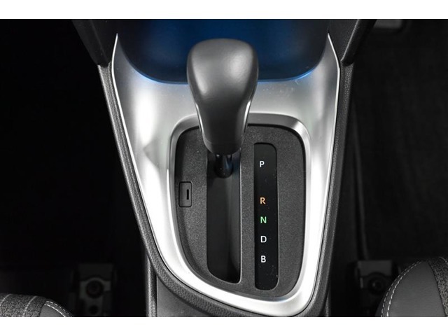 ハイブリッドカーですが運転操作は普通の車と変わりませんのでご安心ください。操作方法はスタッフが説明いたしますのでお気軽にご質問ください