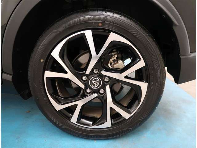 【タイヤ・ホイール】タイヤサイズ225/50R18の純正アルミホイールです。タイヤ溝は少ない所で約7mmになります。