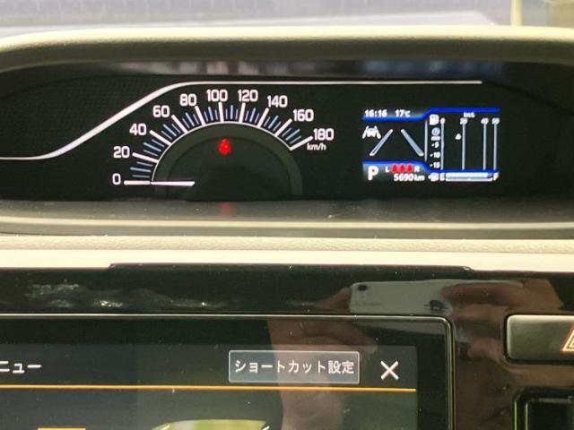 WECARSの展示場では実際に見て、触ってお車をお選びいただけます！知識の豊富な営業スタッフが様々なカーライフをご提案いたします！