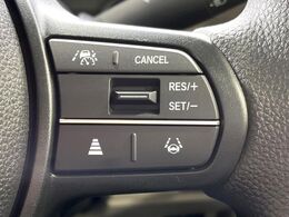 【アダプティブクルーズコントロール】高速道路での長距離走行が楽に！！自動で速度を保つクルーズコントロールが、衝突軽減システムと連携し、前方の車両を感知して車間を保つように速度調節してくれます！！