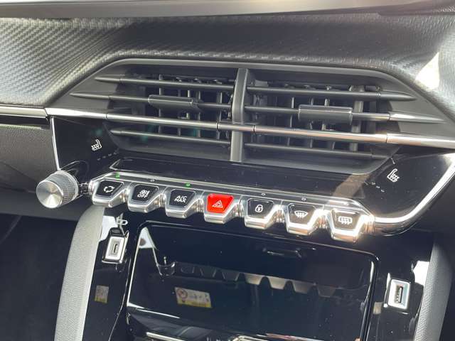【エアコン】『エアコン装備』の画像になります。暑い夏でも寒い冬でも、車内に快適な空気を届けるので、いつでも快適な車内空間を創り上げます！