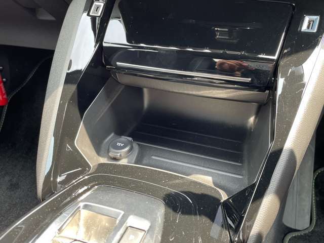 【運転席操作部】『運転席周辺の装備』の画像になります。快適なドライブを楽しむための機能が装備されています！運転席から触れるので使いやすいです！