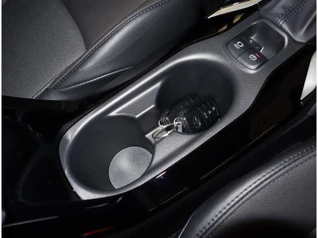 運転席ドリンクホルダー。運転の邪魔にならない取りやすい位置にございます。