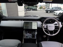 英国を代表するブランド、ジャガー・ランドローバー神奈川県横浜市の利便性の高いショールームにて伝統的でありながら誰もを洗練する中古車を常時30台以上展示いたしております！