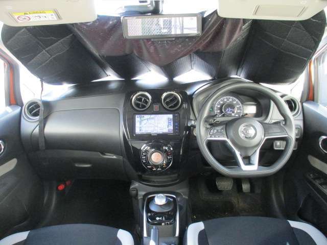 広いフロントガラスで視界良好の運転席。