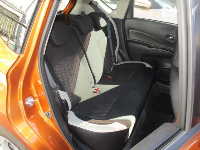 シートアレンジ多数で、足元ゆったり広々のセカンドシート。