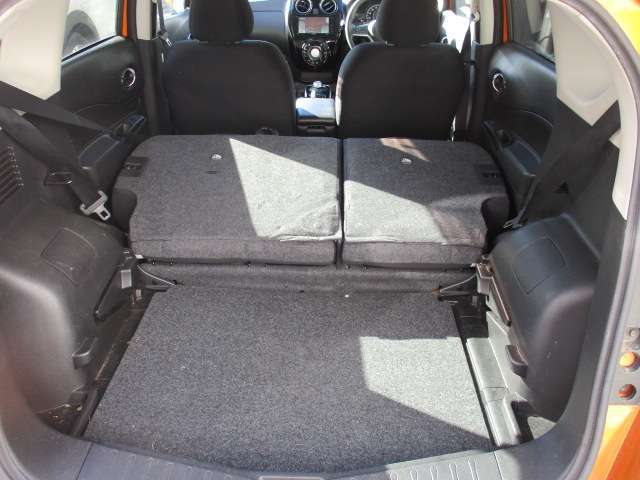 セカンドシートを倒すとさらに広いスペースが登場します。