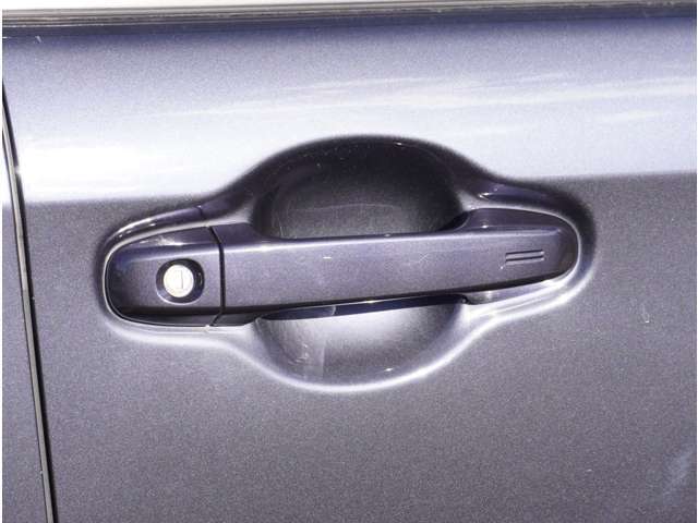 スマートキーを携帯していれば、すべてのドアのロック/アンロックが簡単に行えます。嬉しい機能です！